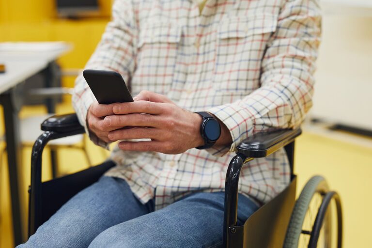 How to Set Up Your Smartphone for Easier Reading and Navigation
